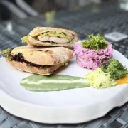 پنینی مرغ آووکادو